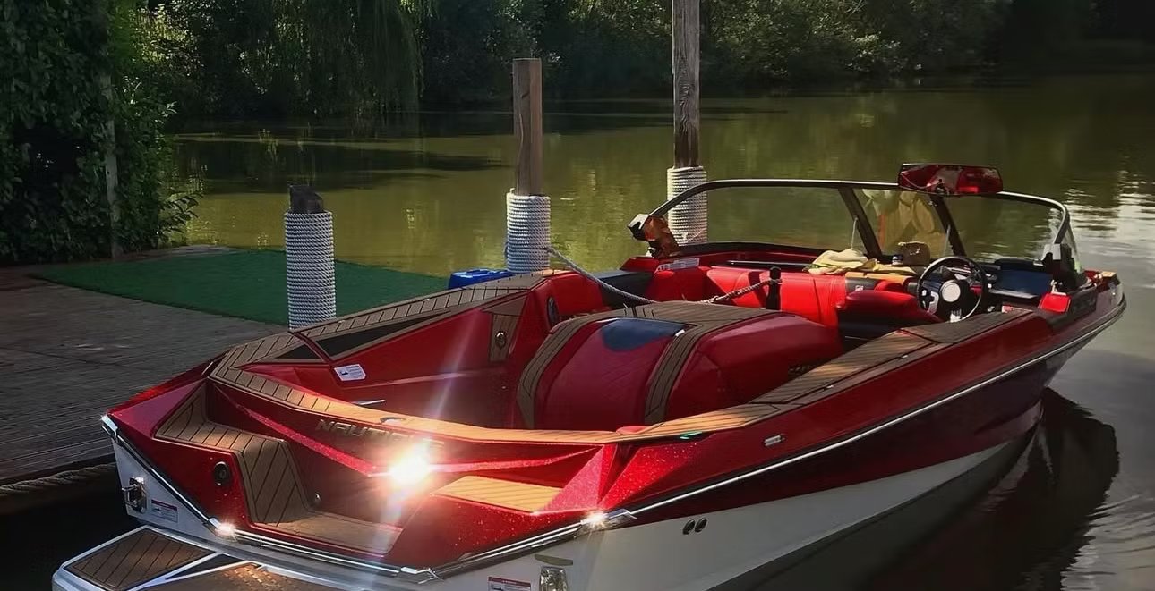 Tournament specification Ski Nautique boat